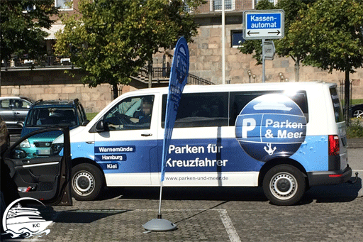 Taxibus von Parken und Meer auf dem Parkplatz am Terminal in Kiel