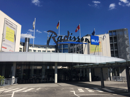 Hotel Radisson Blu von außen am Flughafen Hamburg