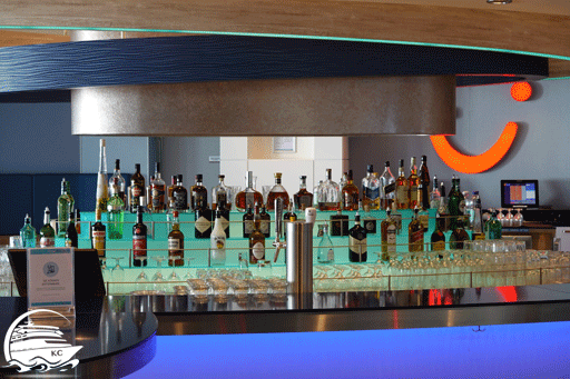 Blick auf die TUI Bar. Getränke an der TUI Bar.