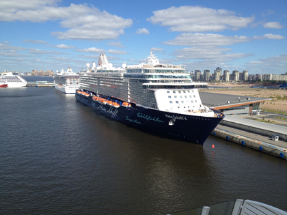 Schiff von TUI Cruises im Hafen von St. Petersburg